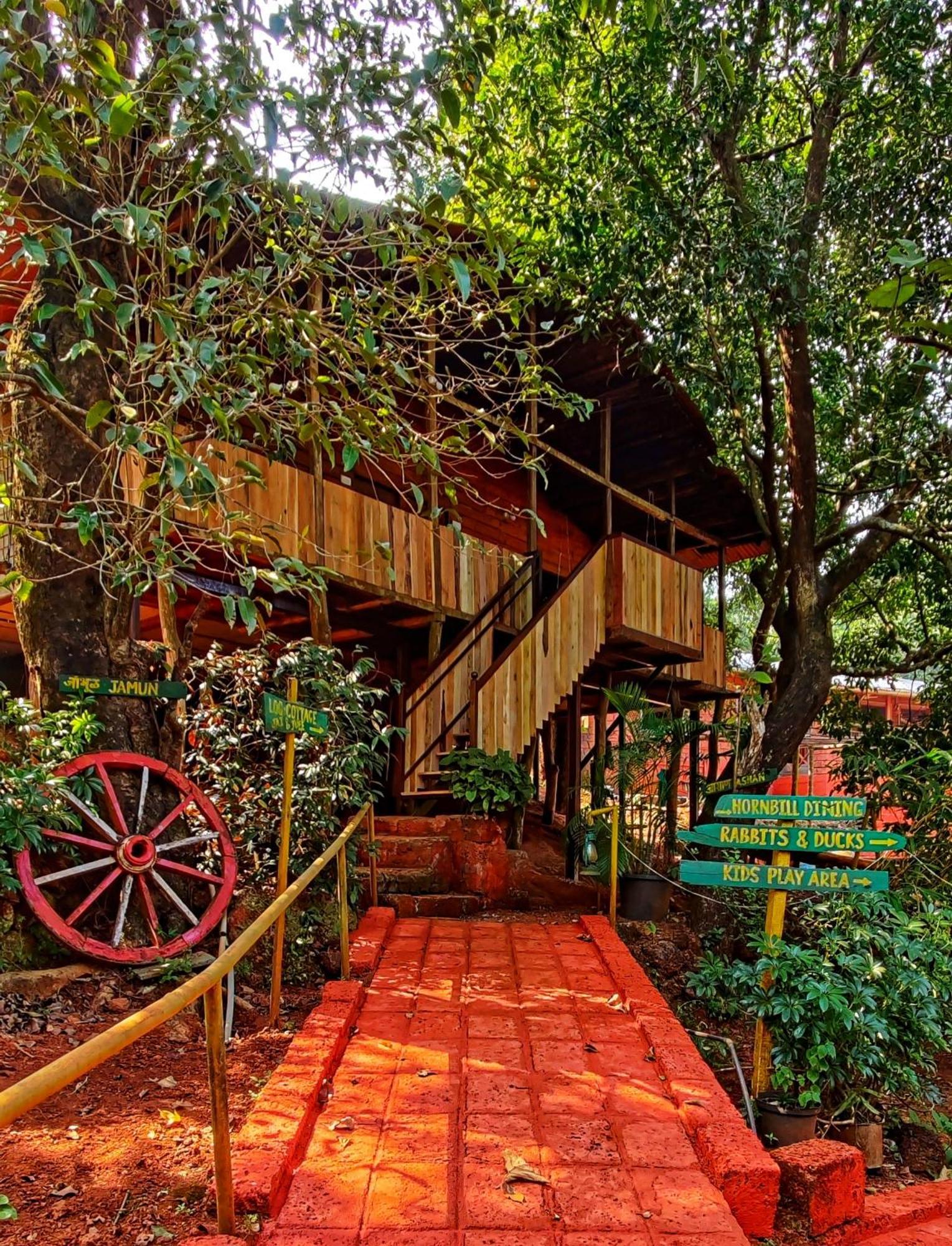Amrutes' Nisarga Sahavas Villa Dāpoli Rom bilde